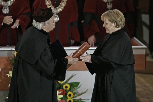 Angela Merkel odbiera z rąk prof. Tadeusza Lutego doktorat honoris causa